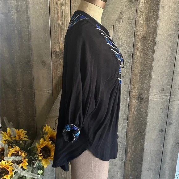 Free People Black Blue Embroidered Boho Flowy Top Size Medium Peasant Blouse - Picture 6 of 8